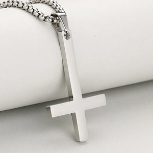 Collier pendentif croix inversée simple en acier inoxydable, style punk, tendance, charme de prière chrétien catholique, amulette, bijoux pour hommes et femmes - Product Image 3