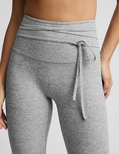 Leggings reciclados con lazo frontal, longitud midi, 87% poliéster, 13% elastano, conjunto de pantalones de yoga con top corto tipo bra, ropa deportiva. - Product Image 5