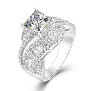 Anello di Fidanzamento con Zirconi a Quattro Punte Intrecciate per Donne, Gioiello di Lusso - Product Image 5