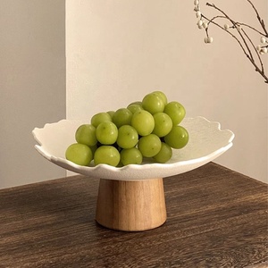 Assiettes créatives en céramique à bord irrégulier Base en bois Bols à collation décoratifs pour table Assiette à dessert pour gâteau et fruits - Product Image 6