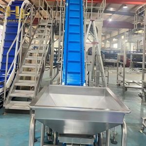 Convoyeur à bande de qualité alimentaire facile à nettoyer avec trémie d'alimentation et bande à crampons avec hauteur de crampons personnalisée pour ligne de traitement des snacks - Product Image 3