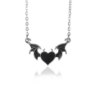 Collier personnalisé pendentif aile de démon pour femmes plaqué or design aile noire avec coeur goutte d'huile gothique punk bijoux de mode de style - Product Image 6