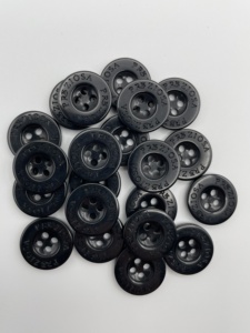 Tùy chỉnh in ấn logo người đàn ông áo sơ mi may may 4 lỗ nút nhựa - Product Image 5