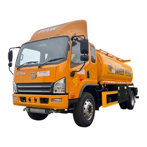 Camion-citerne tout-terrain FAW 8000L 4x4 4AWD pour produits inflammables et dangereux avec débitmètre et buse de remplissage pour le transport de pétrole - Product Image 1