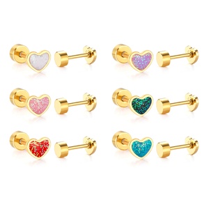 Boucles d'oreilles cœur colorées et charmantes en acier inoxydable plaqué or 18K PVD, jolies boucles d'oreilles à visser pour femmes - Product Image 1