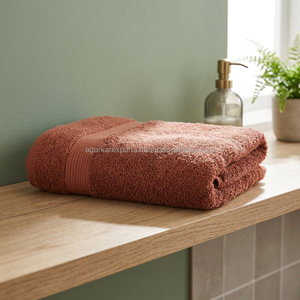 Toalla de baño de algodón tejida con logotipo personalizado, 300-800 GSM, suave y lujosa, textil para hoteles y spas, para hostelería premium y uso de huéspedes. - Product Image 2
