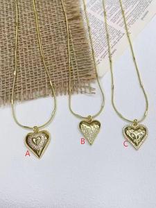 Collar con Colgante de Corazón Chapado en Oro de 18k, Diseño Exquisito de Joyería de Moda con Cadena de Serpiente - Product Image 1