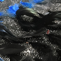 Tissu en maille noir avec plumes d'autruche faites à la main, sequins et mini-perles argentées pour robes de soirée longues pour femmes - Vente en gros
