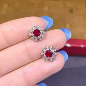 Boucles d'oreilles en or blanc 18 carats avec rubis naturel rond de 0,92 ct, monture en diamant en forme de pétale avec 56 micro-diamants pavés pour femme - Product Image 4