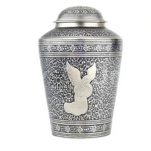 Urnes funéraires en laiton gravées avec un ange pour cendres humaines adultes - Product Image 1