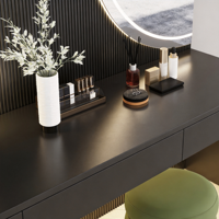 Armoire grise moderne autoportante avec coiffeuse, miroir LED, portes vitrées et poignées dorées pour suite d'hôtel