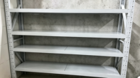 Étagère de stockage d'entrepôt en acier réglable de moyenne capacité, unité d'étagérage métallique sans boulons, taille personnalisée pour atelier et stockage industriel