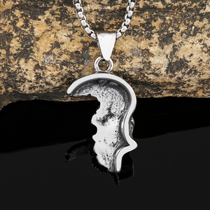 Yunnique Collar con colgante de calavera de acero inoxidable para hombre, diseño de media cara de esqueleto, joyería de moda - Product Image 3