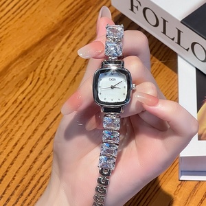 GEDI Bracelet en zircon de haute qualité Montre pour femme Light Luxury Niche Crushed Ice Fashion Ladies Sugar Cube Quartz Watch - Product Image 3