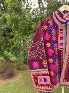 เสื้อแจ็คเก็ตกำมะหยี่ปักลายทำมือสำหรับผู้หญิงสำหรับฤดูหนาว |   เสื้อโค้ทบูติกงานฝีมือสุดหรู | คอลเลกชันเสื้อผ้าแฟชั่นระดับพรีเมียม - Product Image 3