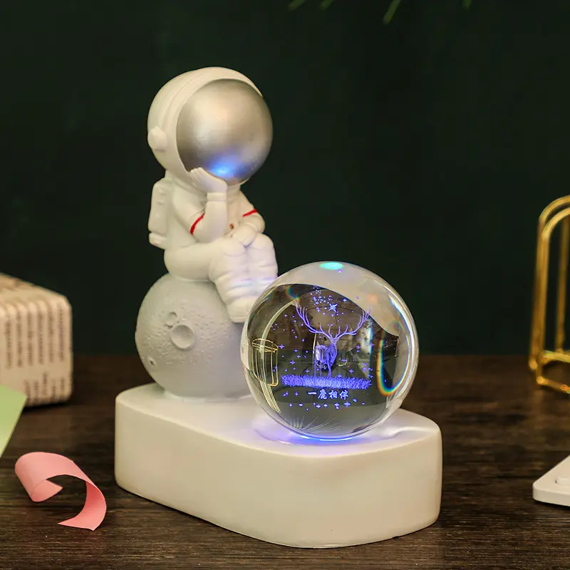 Creative Creative Child Cute Birthday Gift Resin Astronaut Crystal Ball Glowing Crystal Night Light Desktop Decorations