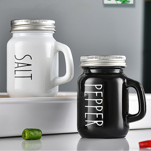 Bocaux à épices pour herbes de cuisine Mini salière et poivrière en verre noir et blanc avec couvercle personnalisé - Product Image 5