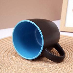 Tazas de Cerámica de 11 oz al por Mayor, Coloridas por Dentro, Superficie Mate, para Café, Leche, Té, Color Negro Mate, Personalizables - Product Image 2