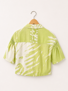 Haut court imprimé vert à manches courtes, boutonné, décontracté et tendance, avec poche avant et ourlet à nouer pour femme - Product Image 2
