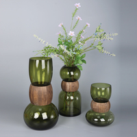 Vase de table moderne et contemporain en cristal de verre vert géométrique soufflé à la main, décoration d'intérieur, arrangement floral