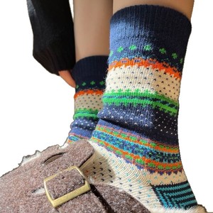 Calcetines de Mujer Estilo Fair Isle, Medios, Cálidos, Térmicos, Invernales, a la Moda, con Rayas Coloridas y Patrón de Cuadros, Estilo Juvenil - Product Image 4