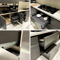 Kücheninsel mit Hochglanz-Sintersteinplatte, Spülbeckenarmatur, Designermöbel und Schubladenschrank – Bester Preis
