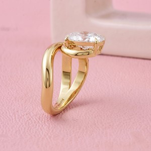Elegante Anillo Solitario de Diamante de Corte Ovalado en Oro con Diseño de Doble Vástago Ondulado para Joyería Fina y Uso en Compromisos - Product Image 3