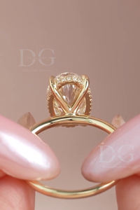 แหวนหมั้นและแหวนแต่งงาน Kamellie สไตล์โรแมนติก ประดับเพชรโมอิสซาไนต์ทรงรี 3.80 กะรัต แบบโซลิแตร์ ตัวเรือนทองชมพู พร้อมใบรับรอง IGI 7 ก - Product Image 5