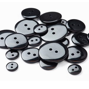 Vòng May Bánh Mì Hình 2 Lỗ Đen Trắng Áo Nhựa Trong Suốt Đàn Ông Phụ Nữ Quần Áo Nút - Product Image 5