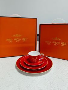 ชุดถ้วยกาแฟและจานรองเซรามิกเนื้อละเอียดลายดอกไม้สไตล์วินเทจ พร้อมช้อน บรรจุในกล่องของขวัญสุดหรู เหมาะสำหรับงานแต่งงานหรือวันเกิด - Product Image 5