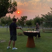 Ensemble Barbecue en Acier Corten / Grill Extérieur au Charbon de Bois Métallique avec Table de Grill et Foyer de Jardin