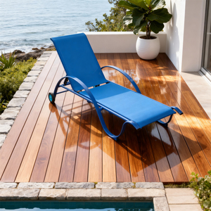 Chaise longue en maille beige avec roues et accoudoirs incurvés, inclinable à cadre métallique pour terrasse arrière-cour, relaxation côtière. - Product Image 1