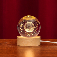 Vente en gros de boules de verre transparentes de 60 mm représentant la galaxie, la lune et le système solaire, boule de verre 3D personnalisée avec base lumineuse LED pour souvenirs et cadeaux