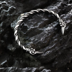 Pulsera nórdica vikinga de acero inoxidable con diseño de cuervo en forma de C, regalo de joyería para hombre - Product Image 1
