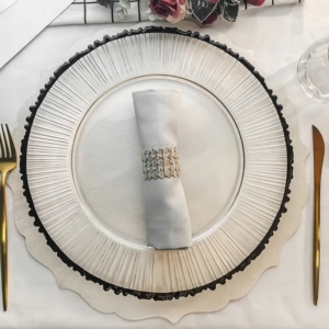Assiette de présentation en <span class=keywords><strong>verre</strong></span> transparent à bord doré irrégulier, avec garniture argentée, pour mariages et événements - Product Image 5