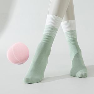 Chaussettes personnalisées pour femmes, chaussettes de Pilates antidérapantes, design à volants, chaussettes de yoga antidérapantes, logo brodé mignon pour le sport et la remise en forme - Product Image 4
