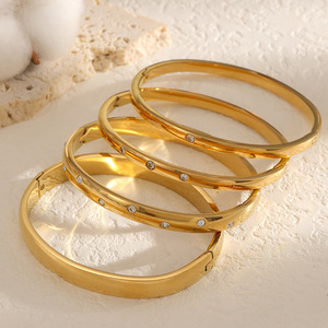 สร้อยข้อมือสแตนเลสประดับเพชร ชุบทอง 18k พร้อมตัวล็อคแบบสปริง เหมาะสำหรับทุกเพศทุกวัย สวมใส่ได้ทุกวัน - Product Image 1