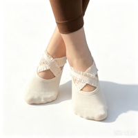 Chaussettes de yoga en gros à volants et sangles croisées, tricotées sans couture, antidérapantes, pour ballet, pilates, danse, fitness femme, conception personnalisée