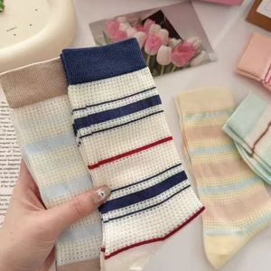 Calcetines de malla a rayas transpirables para mujer, longitud media, absorben el sudor, resistentes al olor, estilo primavera-verano - Product Image 1