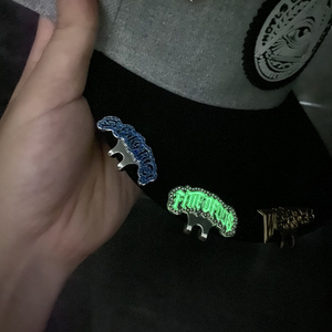 Tùy chỉnh Glow hat <span class=keywords><strong>Pin</strong></span> rơi Glow long lanh dạ quang men <span class=keywords><strong>Pin</strong></span> huỳnh quang hat Clip - Product Image 3