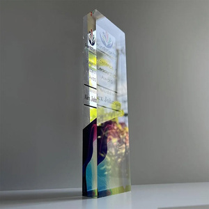 Trophée en cristal rectangulaire personnalisé, style sportif moderne haut de gamme, gravé à la main, design durable pour entreprise - Product Image 2