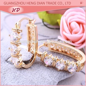 Pendientes de aro Huggie de cristal multicolor en tono dorado para mujer, pendientes de moda tallados huecos para fiestas, banquetes diarios - Product Image 4