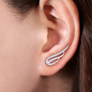 Orecchini a perno con ali d'angelo per donna, semplici orecchini a piuma, gioielli alla moda per tutti i giorni - Product Image 1