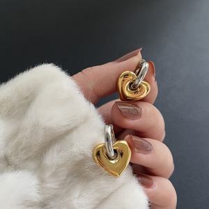 Pendientes de Aro Colgantes de Plata con Hebilla de Corazón de Metal Dorado de 18k y Acero Inoxidable Bicolor para Niñas - Product Image 4