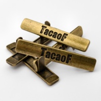 Badge en métal personnalisé pour vêtements de créateur, logo de marque, sans nickel, en laiton antique, bronze, lettre métallique tendance