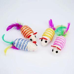 Topo in Sisal con coda di piume colorato simpatico giocattolo ecologico per animali domestici ogni giorno - Product Image 2