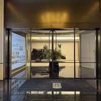 Portes automatiques en verre sur mesure, montées sur cadre, avec technologie de détection, coulissantes électriques, design moderne pour usage en magasin