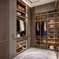 Système de dressing de luxe léger avec panneaux en placage de bois, finition noir et blanc et portes battantes pour maisons européennes