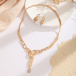 Conjunto de Collar y Pendientes de Lujo Ligero Europeo y Americano con Diseño de Espiga Dorada, Accesorios de Moda Versátiles para Vestido de Novia con Pedrería - Product Image 4