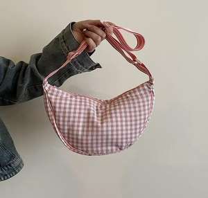 Bolso Bandolera de Media Luna a la Moda para Mujer, con Logotipo Personalizado, Rayas de Nailon y Cierre de Cremallera - Product Image 2